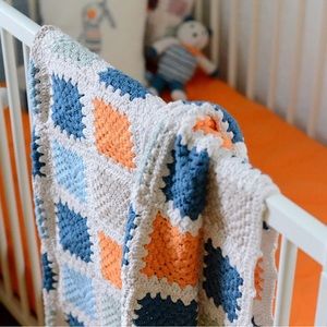 PEBBLE CHILD blue organic granny squares blanket